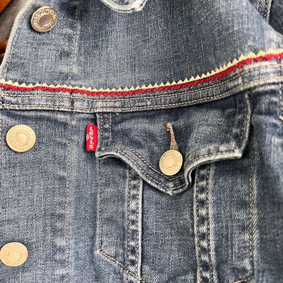 Levi's Cropped Denim Jacket with Red and white embroidered Detail   Size L - Picture 4 of 7